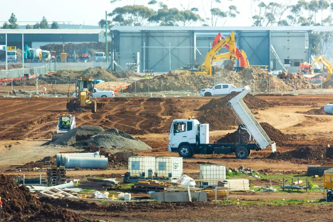 光纤熔接与桥架安装同步施工要点解析：百色企业网络基础建设实践